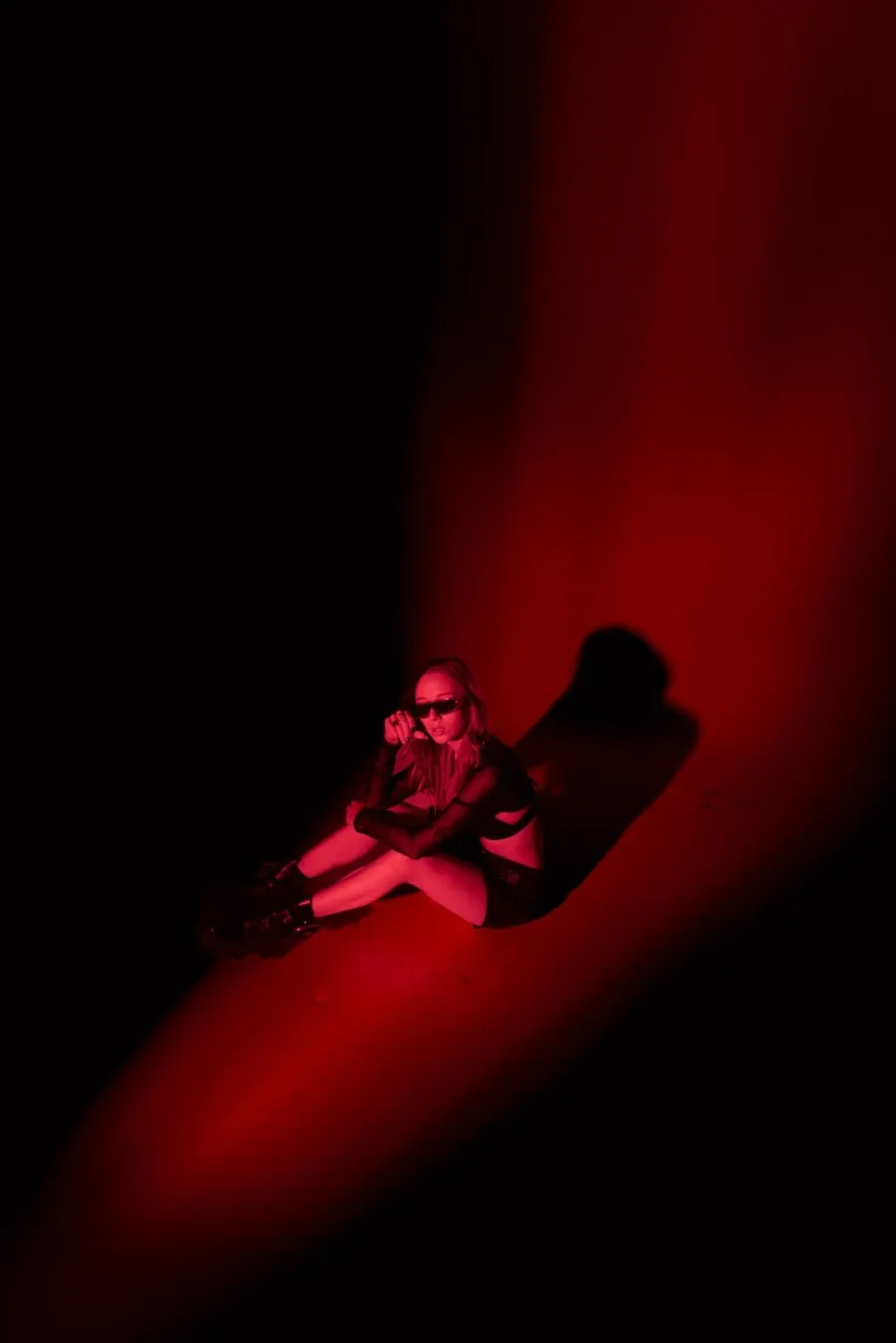 Luana Digier sentada dentro de un haz de luz roja