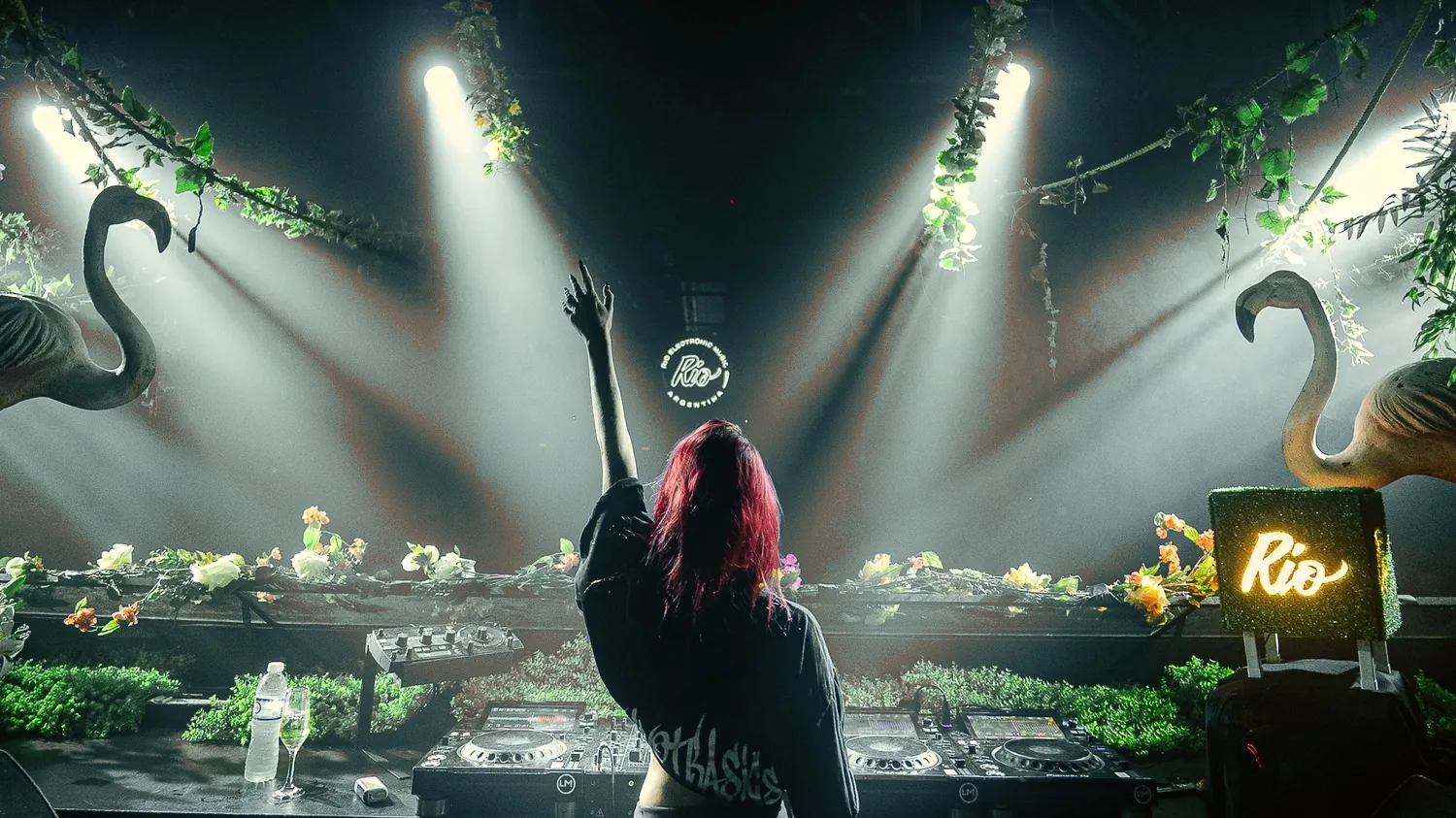 Luana Digier en la cabina del club Rio con los haces de luz abriéndose sobre la pista